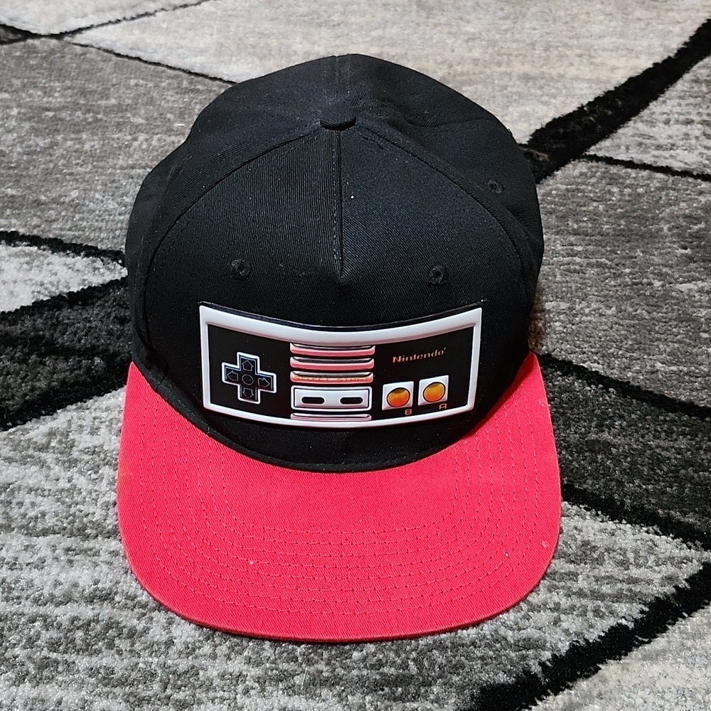 NINTENDO ENTERTAINMENT SYSTEM 2018 FLAT-BILL BLACK & RED SNAP-BACK HAT CAP